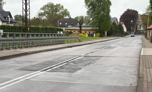 Zdjęcie do Jest odpowiedź w sprawie nawierzchni mostu na drodze wojew&oacute;dzkiej nr 122 w Dolicach
